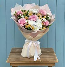 Букет цветов из:  Гвоздики, Орхидеи и Розы в Юдино