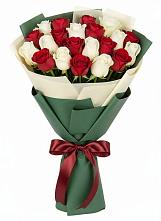 Букет Микс из красных и белых роз в Юдино