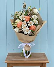 Букет цветов из:  Альстромерии, Лизиантусы, Розы и Хризантемы в Юдино