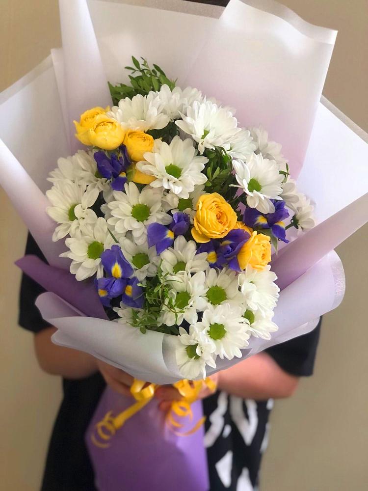 Букет цветов из: Ирисы, Хризантемы и Розы в Юдино