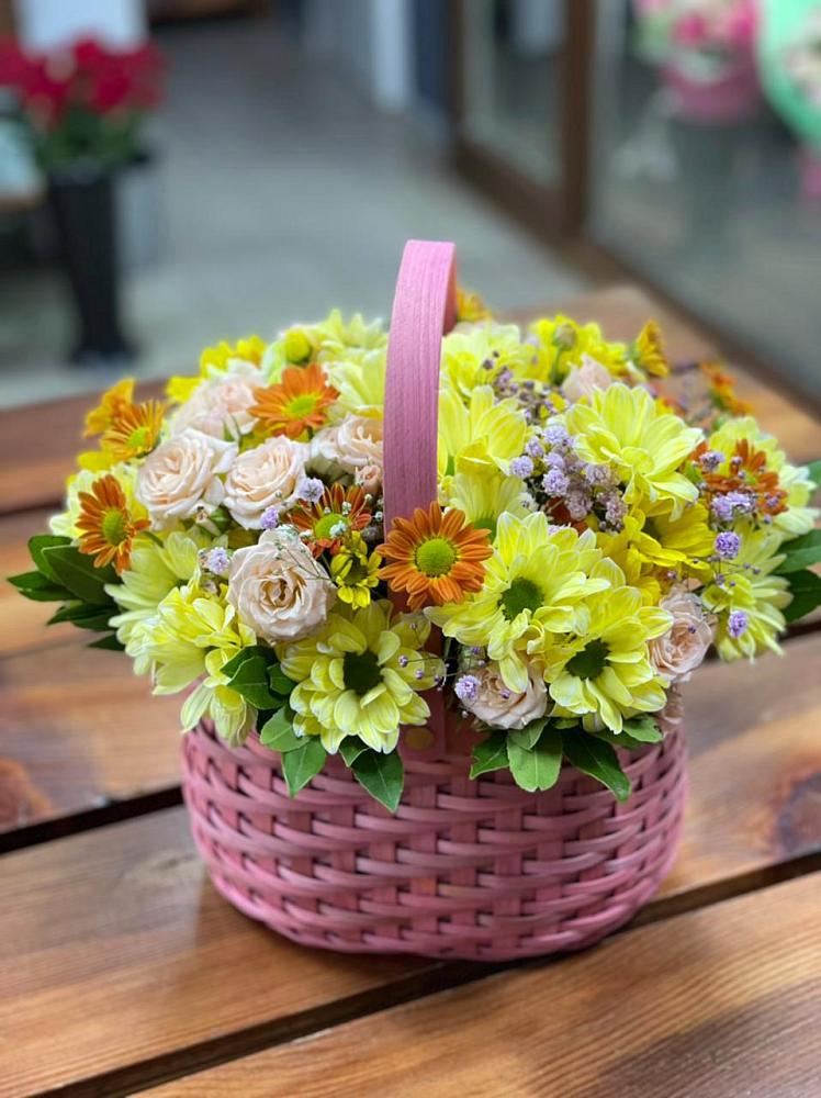 Цветочная композиция из Хризантемы и Розы в корзине в Юдино
