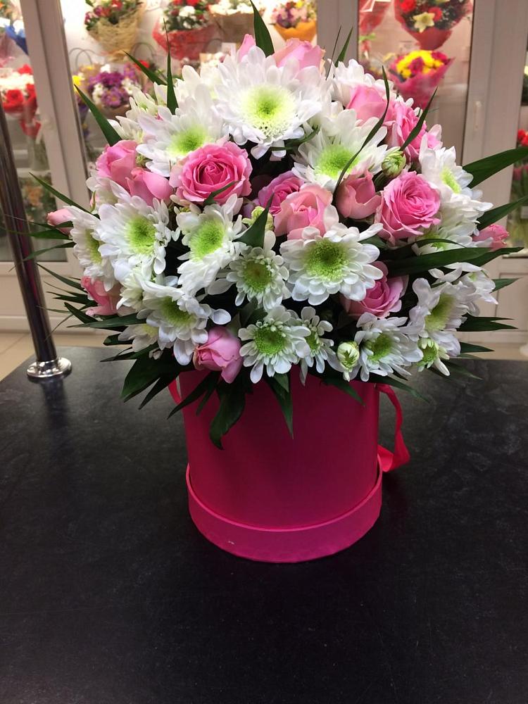 Цветочная композиция из Розы и Хризантемы в шляпной коробке в Юдино