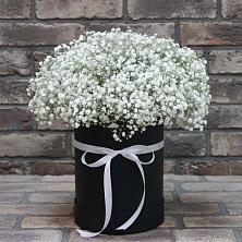 Цветочная композиция из Гипсофила в шляпной коробке в Юдино