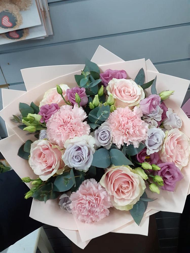 Букет цветов из: Розы, Гвоздики и Лизиантусы в Юдино